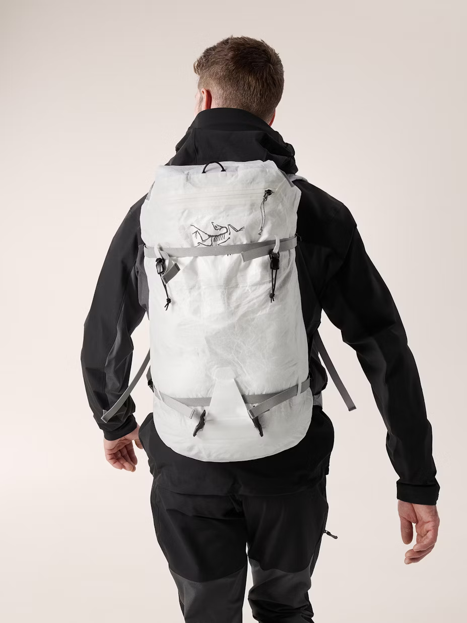 新世代攀登裝備的巔峰之作：Arc'teryx Alpha SL 30 背包誕生 - OUTSiDERS - 戶外風格誌